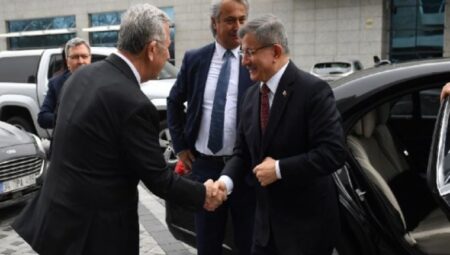 Ahmet Davutoğlu, Mansur Yavaş’ı ziyaret etti: Birbirimizi yakından tanıdıkça siyasetin nezaket boyutu güçlenir