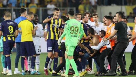 Beşiktaşlı futbolculara tekme atan sanığa 1 yıl 8 ay mahpus