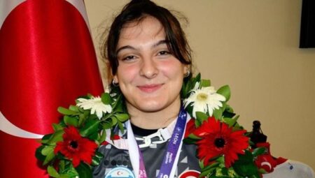 Ulusal halterci Burcu İldem, Yıldızlar Dünya Şampiyonası’nda 3 madalya kazandı