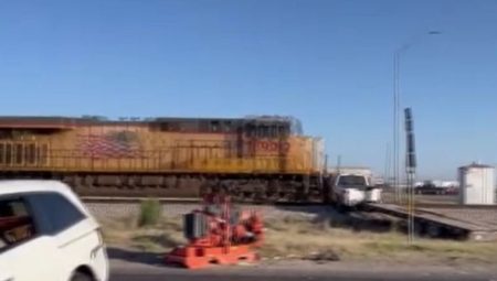 ABD’de yük treni raylardaki aracı biçti
