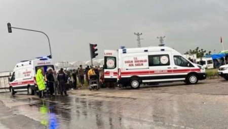 Adana’da tarım emekçilerini taşıyan minibüs devrildi: Çok sayıda yaralı
