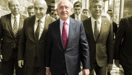CHP, beş partili milletvekili aday listesini YSK’ye teslim etti
