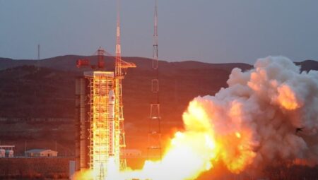 Çin, PIESAT-1 ekip uydusunu uzaya fırlattı