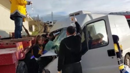 Depremzede ailenin aracı TIR ile çarpıştı: 5 yaralı