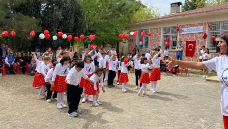 Depremzede çocuklar yaşadıkları acılara rağmen 23 Nisan’ı coşkuyla kutladı