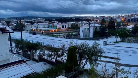 Dolu yağışı İzmir’i beyaza bürüdü