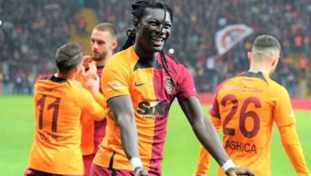 Galatasaraylı futbolcu Bafetimbi Gomis’ten şampiyonluk paylaşımı