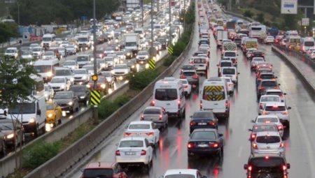 İstanbul’da trafiğe yağış tesiri: Yoğunluk yüzde 75’e çıktı!