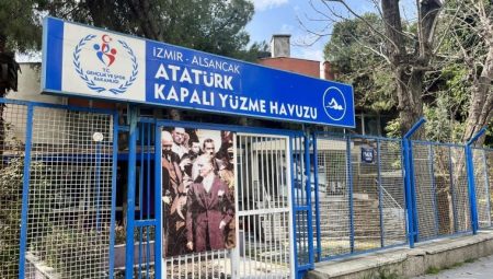 İzmir Atatürk Yüzme Havuzu’na iş makineleri girdi