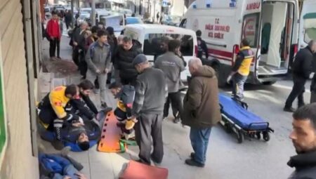 Kağıthane’de akıl almaz kaza: Teknisyenler bebekli bayanın üstüne düştü