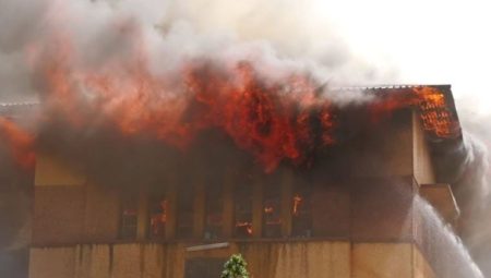 Kongo’da okul yandı, öğrenciler çatıdan atladı