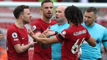 Liverpool – Arsenal maçında dirsek attığı savıyla hakeme soruşturma açıldı