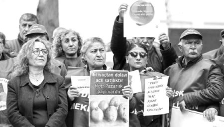 Taban fiyatın altında kalan emekli maaşlarına protesto: Emekliler iktidara ‘sandık’ gösterdi