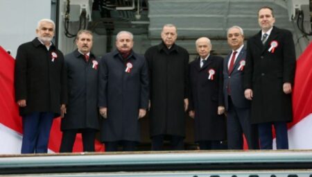 TCG Anadolu merasiminde dikkat çeken detay: Destici ve HÜDA PAR başkanı Yapıcıoğlu yan yana