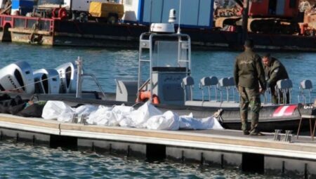 Tunus açıklarında göçmen teknesi battı: 35 meyyit