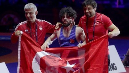 Ulusal güreşçi Adem Burak Uzun, Avrupa Şampiyonası’nda altın madalya kazandı