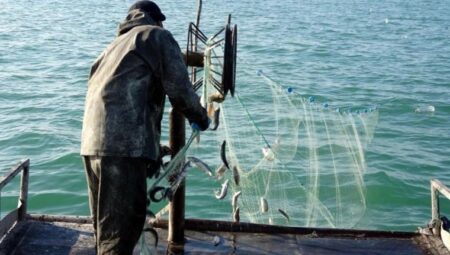 Van Gölü çekildikçe balıkçılar daha uzağa açılmak zorunda kalıyor