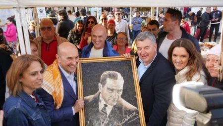 Alaçatı Ot Şenliği’nde Tunç Soyer’e mozaik Atatürk portresi
