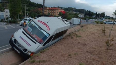 Antalya’da yolcu minibüsüyle kamyonet çarpıştı: 9 yaralı