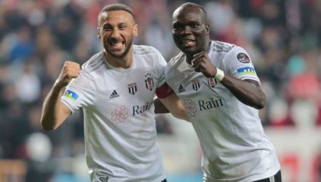 Beşiktaşlı futbolcu Cenk Tosun: ‘Şampiyonluk yarışında kalmak istiyoruz’