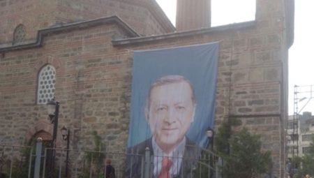 Bursa’da mescide Cumhur İttifakı’nın adayı Recep Tayyip Erdoğan’ın posteri asıldı