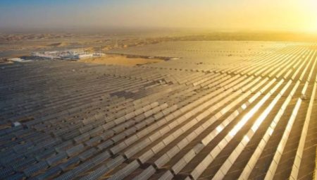 Çin, çöle kurduğu dev güneş gücü tesisini devreye aldı