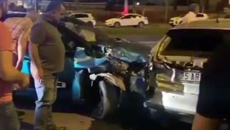 Denetimden çıkan araç, park halindeki 2 arabaya çarptı: 6 yaralı
