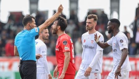 Galatasaray maçında yok: Sivassporlu Mustapha Yatabare kırmızı kart gördü