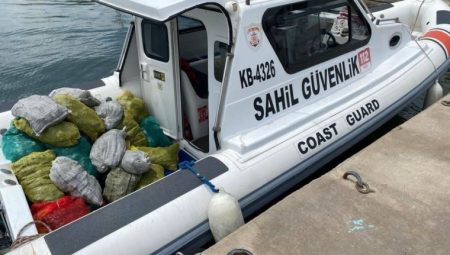 İzmir’de bin 500 kilogram midye ele geçirildi