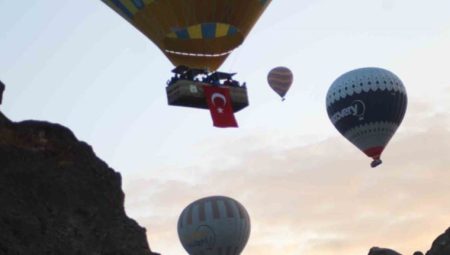 Kapadokya’da balonlar Türk bayrakları ve Atatürk posteri ile uçtu