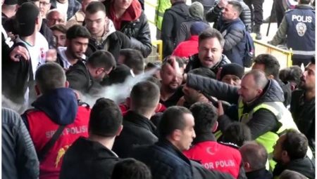 Maç sonrası olay çıkaran taraftarlara polis biber gazıyla müdahale etti