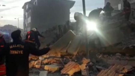 Malatya’da ağır hasarlı bina çöktü: 1 kişi enkaz altında