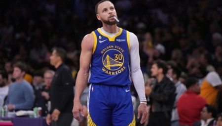 NBA’de Stephen Curry’nin ‘triple double’ı Golden State Warriors’a yetmedi