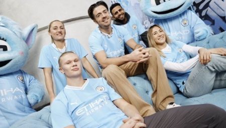 Premier Lig takımlarından Manchester City yeni dönem formalarını tanıttı