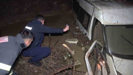 Sel suları minibüsü dereye yuvarladı: Suya kapılan 6 personel vefattan döndü