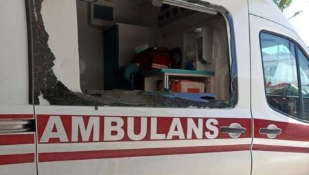 Şiddet sürüyor… Sıhhat takımına çekiçli hücum: Ambulansın camını kırdılar!
