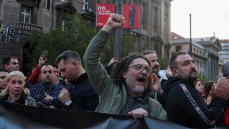 Sırbistan’da halk sokağa indi: Hükümeti protesto etti