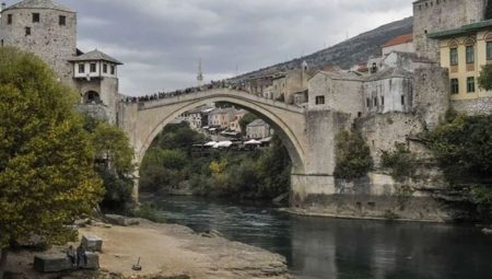 Tarihi Mostar Köprüsü’nün 30 yıl evvelki yıkılma anına ilişkin yeni imaj paylaşıldı