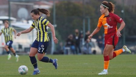 Turkcell Bayan Futbol Harika Ligi yarı finallerinde derbi heyecanı yaşanacak