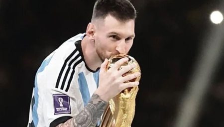 Yılın en yeterli erkek atleti Messi seçildi